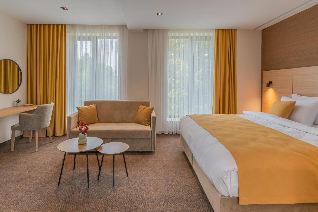 מומצ'ילגראד Hotel Osetia Garden מראה חיצוני תמונה